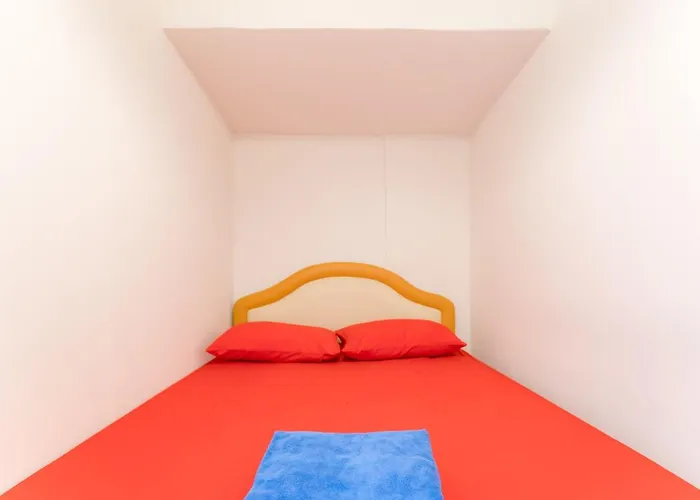 3 Plus 1 Hostel, Asoke