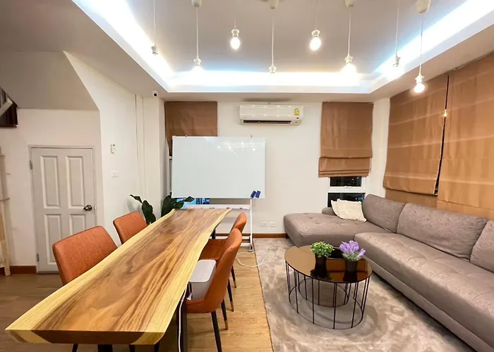 Modern 5-Bedroom Townhome Near Mrt And Local Charm