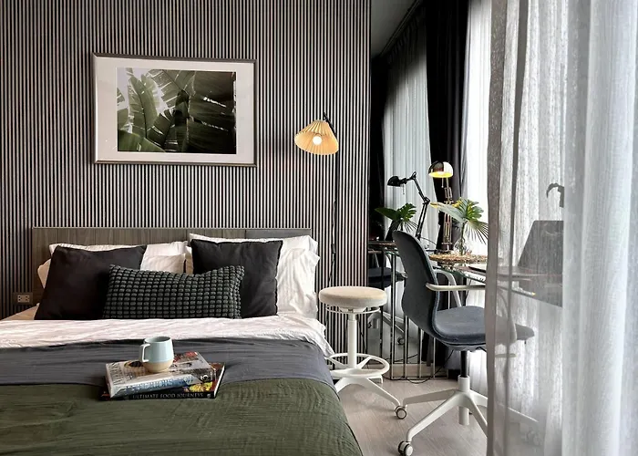 City Oasis: 5 Min To Metro, Pool & Gym, Essentials