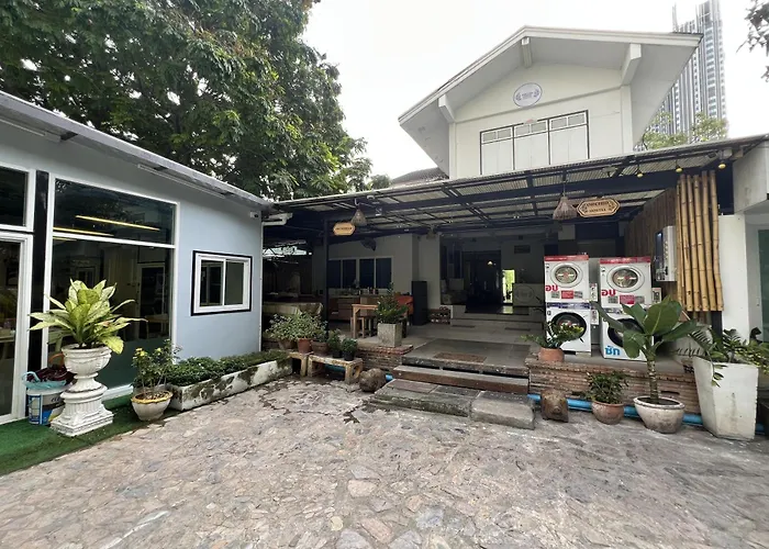 Orchid Hostel Near Bumrungrad Hospital And Nana Market