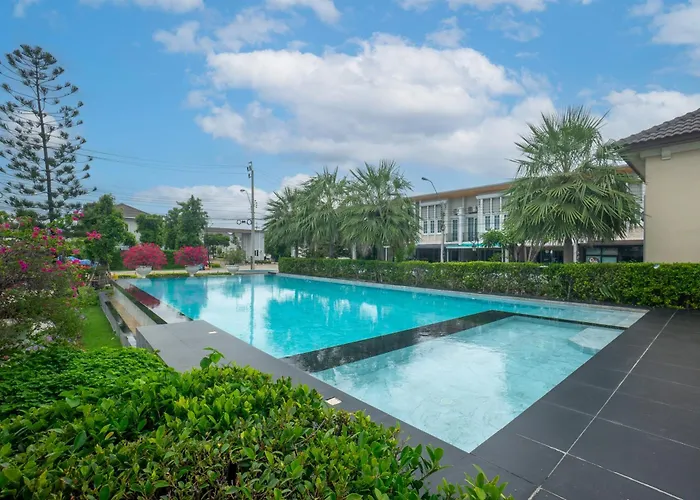 Garden House For 11 Guests Near Safari World With Pool Access