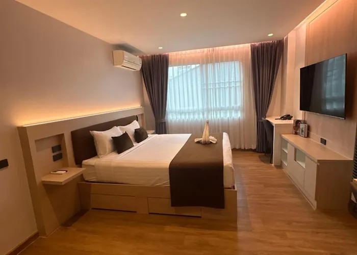 Spacious Bedroom- 2 Mins From Train Station