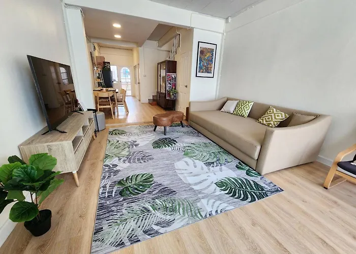 Cozy Bangkok Townhouse For 7 Guests, 5-Minute Walk From Bts