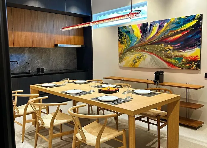 Stylish 3Br Designer Townhouse With Bathtub Near Bts On Nut