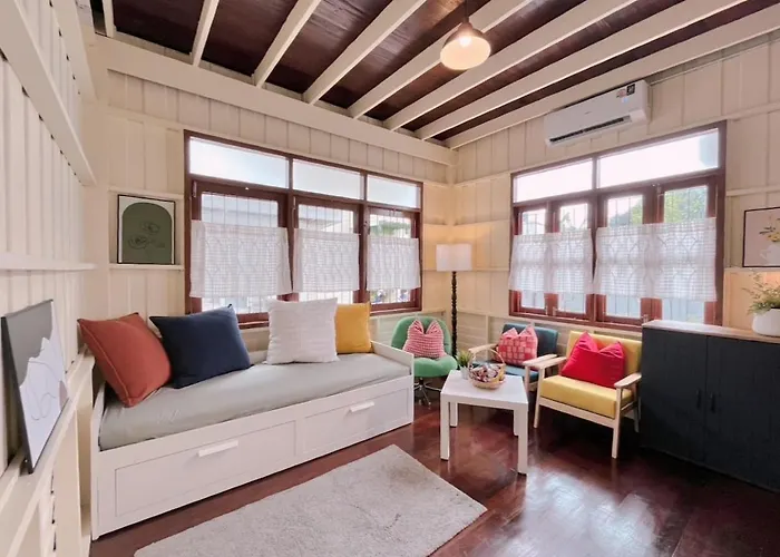 Entire House 3Br - White And Green Guesthouse
