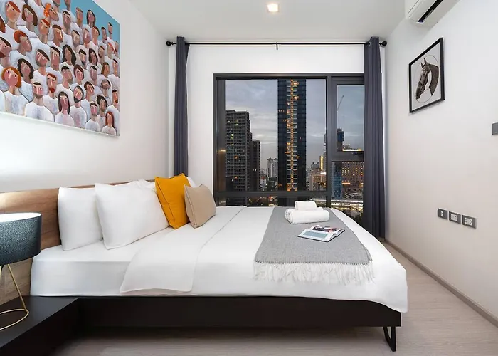 Luxury Art Apt Downtown Metro Bangkok-Kitchen-Living Room