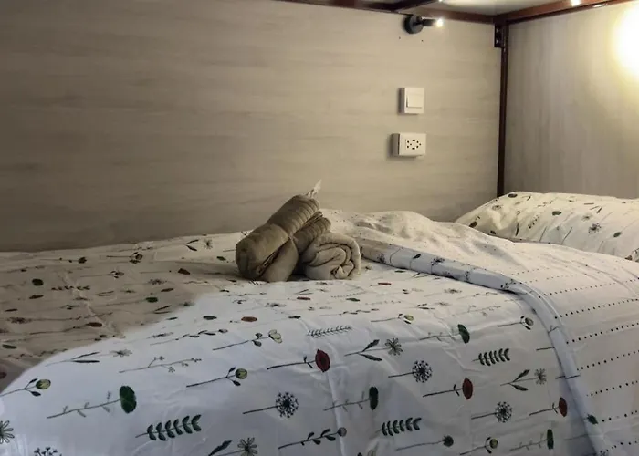 Lesbase Female 8-Bed Room