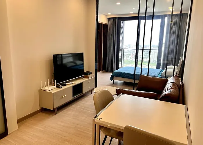 High Floor Apt With Large Living Room Pool And Gym