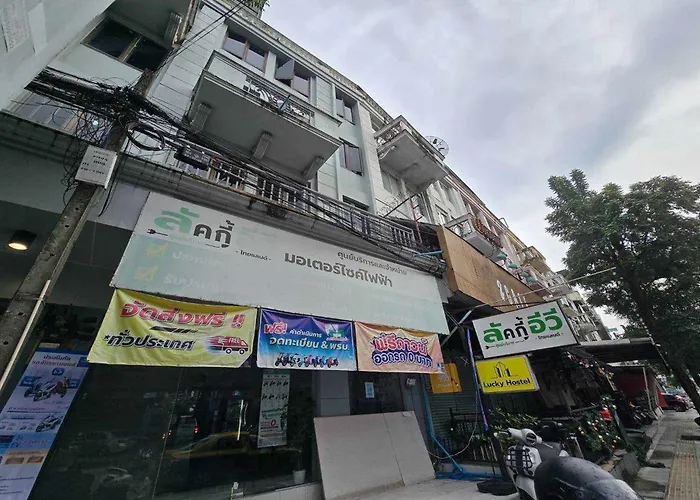 Sukhum Huai Khwang Guest House