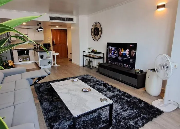 Stylish New Condo In Nana
