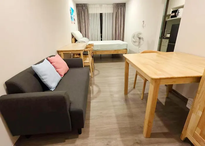 30Bkk A2533 Monthly Condo Skytrain Minutes Away Full Kitchen And Bath!