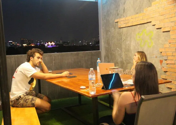 Nomad Yard Hostel ข้าวสาร