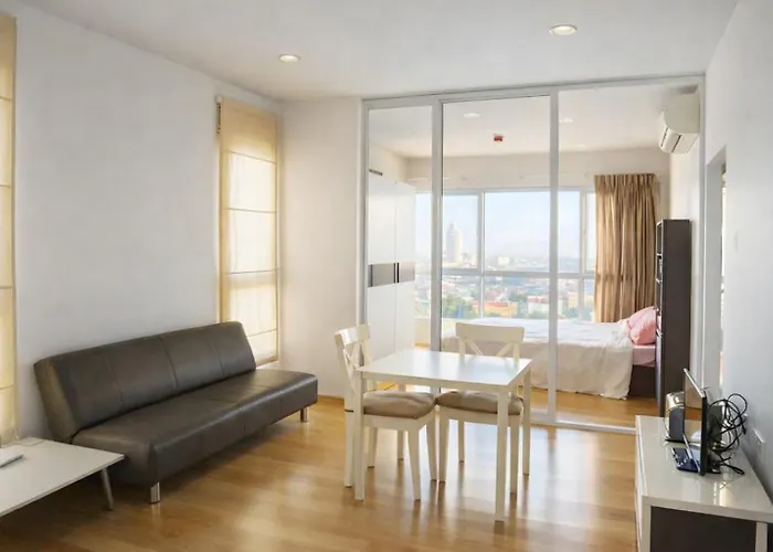 Hive Sathorn Skycorner Suite, Bts And 7-11 Front