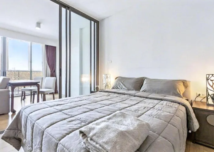 S39- 1 Bedroom Downtown Bangkok Apt With Balcony And Pool