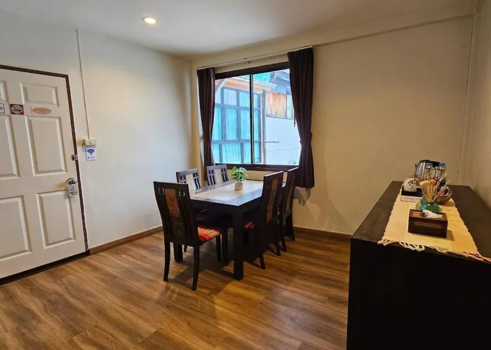 Baan Glang Soi Restaurant & Guesthouse