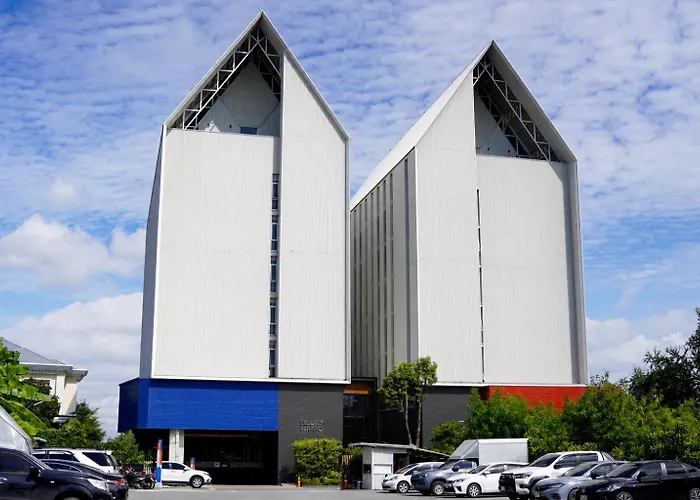 Blue Hippo & Red Crocodile Hotel