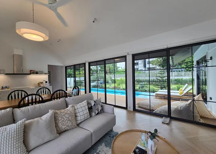 Drizzle Pool And Pillows