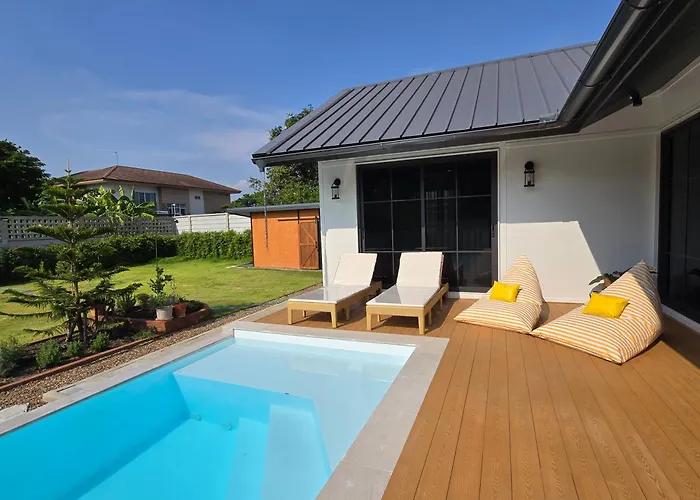 Drizzle Pool And Pillows
