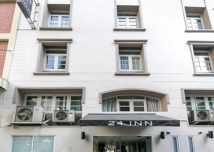 24 Inn At Bts Phrom Phong