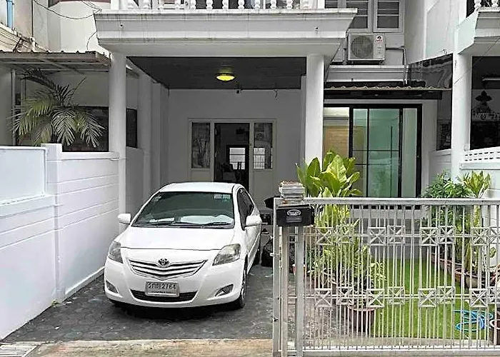 Sukhumvit Soi 12: 3 Bed / 1 Bath For 6 Ppl Group
