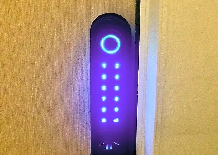 Bright Studio: Balcony, Fast Wifi, Smart Lock, Mrt