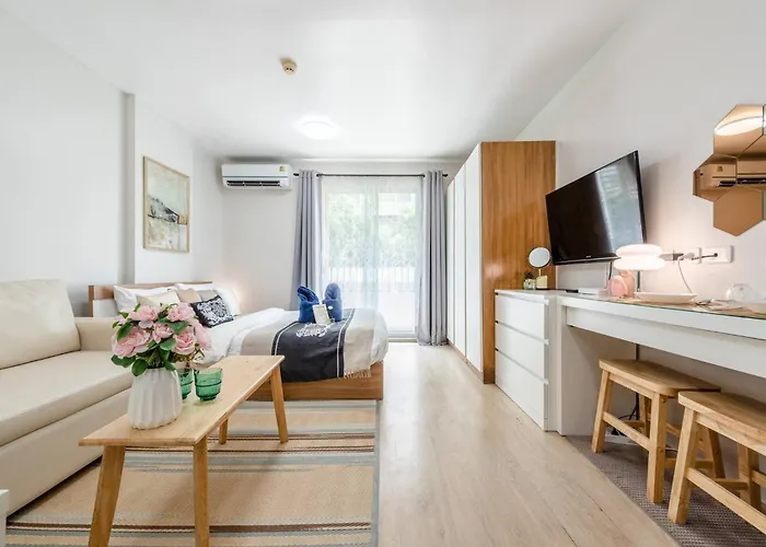 Cozy Studio Pool View At Elio Sukhumvit 64
