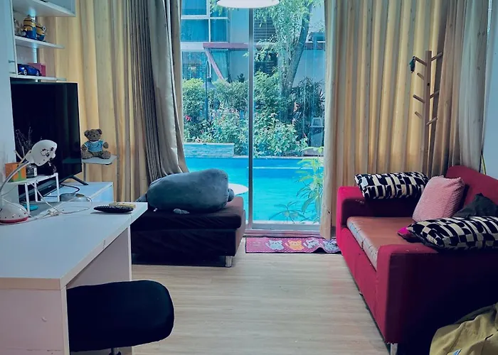 Spacious Pool View Condo In Bangkok Near Night Market