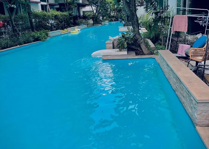 Cozy Poolside Condo Near Bts All Amenities