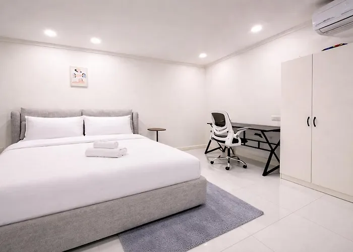 Omni Tower Condo With City Skyline Views In Bangkok Nana