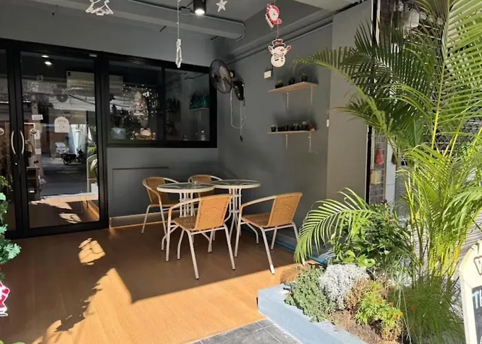 The Moment Hostel & Cafe