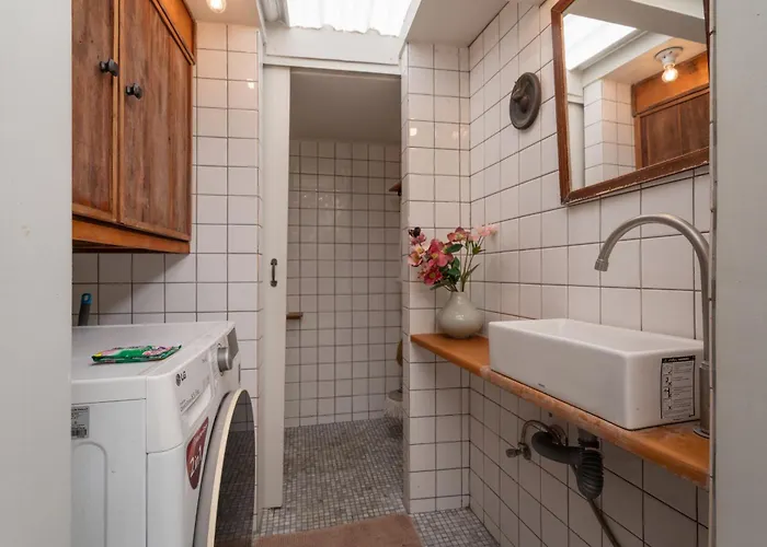Sunny Three-Storyev/Wifi/Workdesk/Fullkitchen