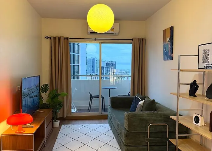 Mid-Century Haven Near Bts Udomsuk