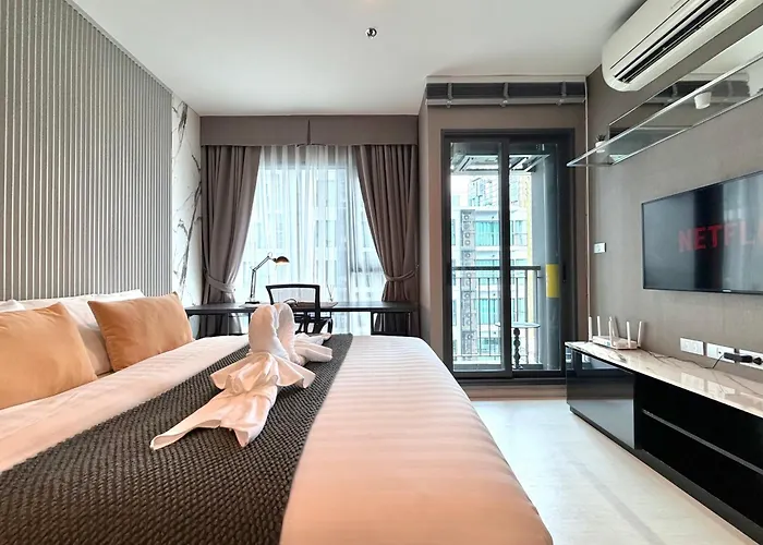 Walk To Bts Pool View Queenbed Retreat
