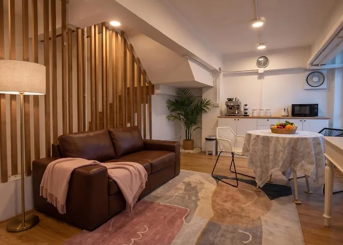 Secret House In China Town 2Br. Rare Find