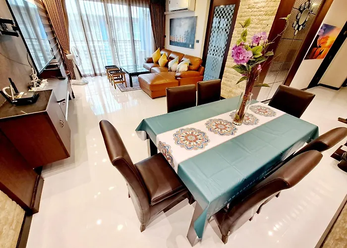 Luxurious 2-Bedroom Condo With Pool View Near Bts Ekkamai Station