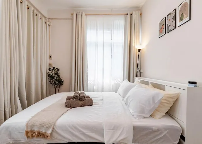 Private 6-Bedroom House For 12 Guests Near Bts & Airport Rail Link