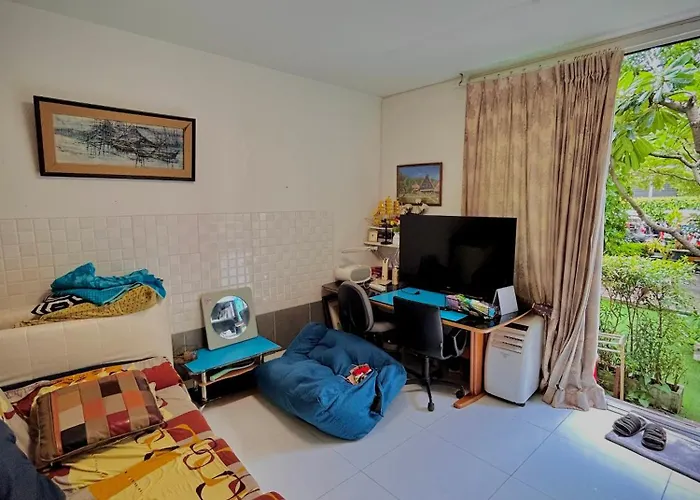 Bright Condo Near Mrt Si Kritha With Pool & Workspace