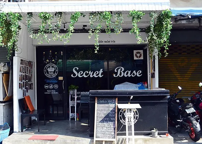 Cafe And Bar Secret Base Hostel