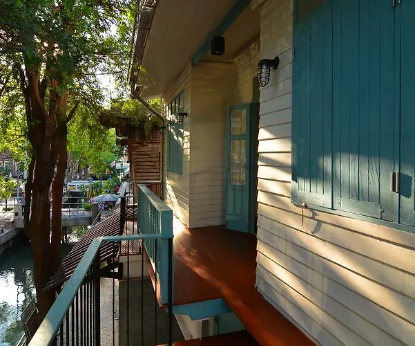 La Moon Hostel